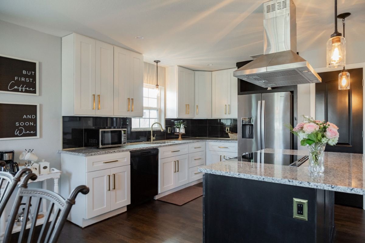 Kitchen and breakfast bar
